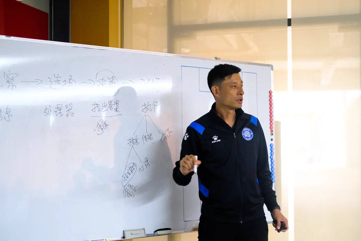 年轻教练如何为球队提供全面的训练支持